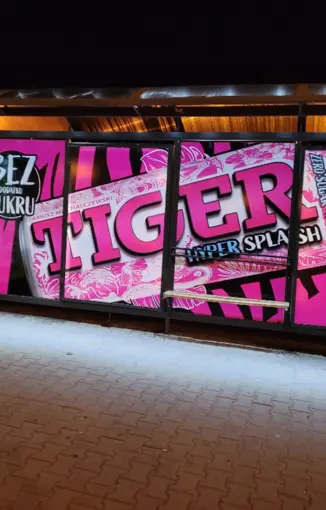 Tiger - niestandardowa reklama na przystankach komunikacji miejskiej