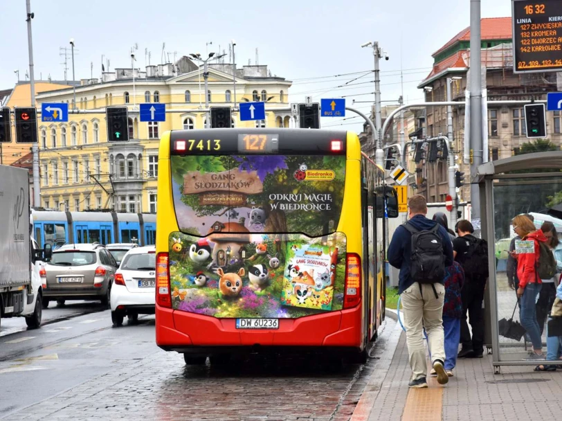 Jeśli OOH, to fullback. Dlaczego tył autobusu powinien być stałym elementem kampanii zewnętrznej