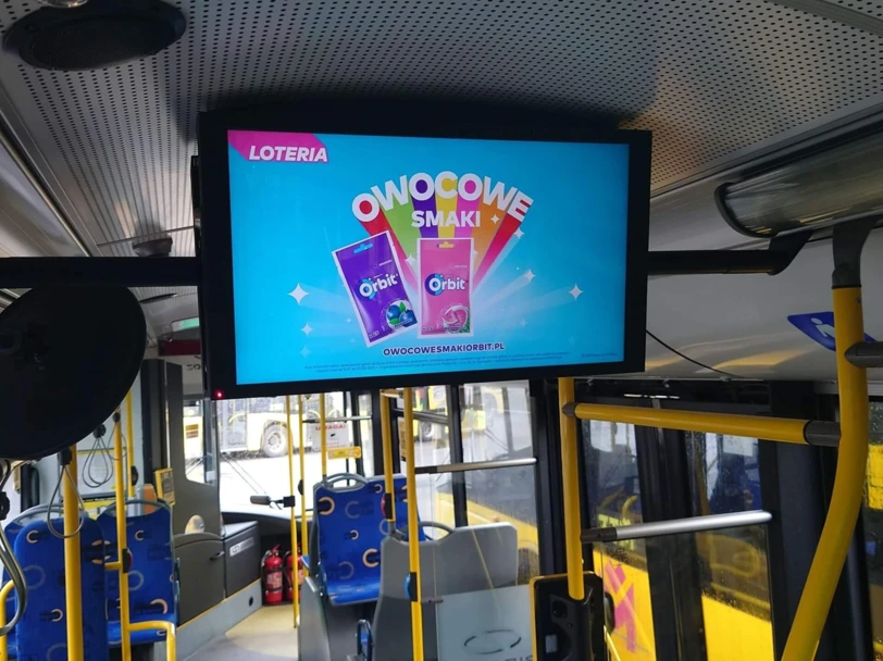 Werbung auf LCD-Bildschirmen im öffentlichen Nahverkehr in Schlesien